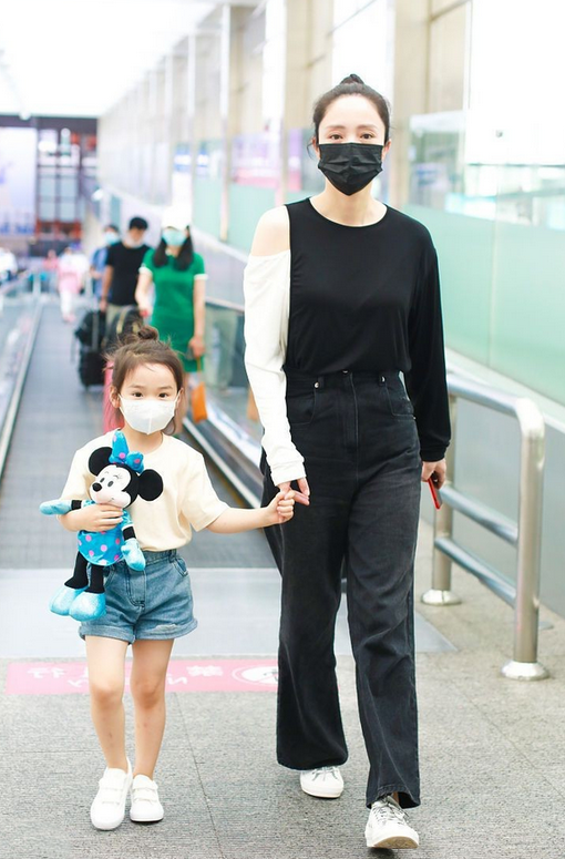 潮流前沿|董璇穿衣真没“中年感”,一身黑白配看似简单质朴,却意外高级