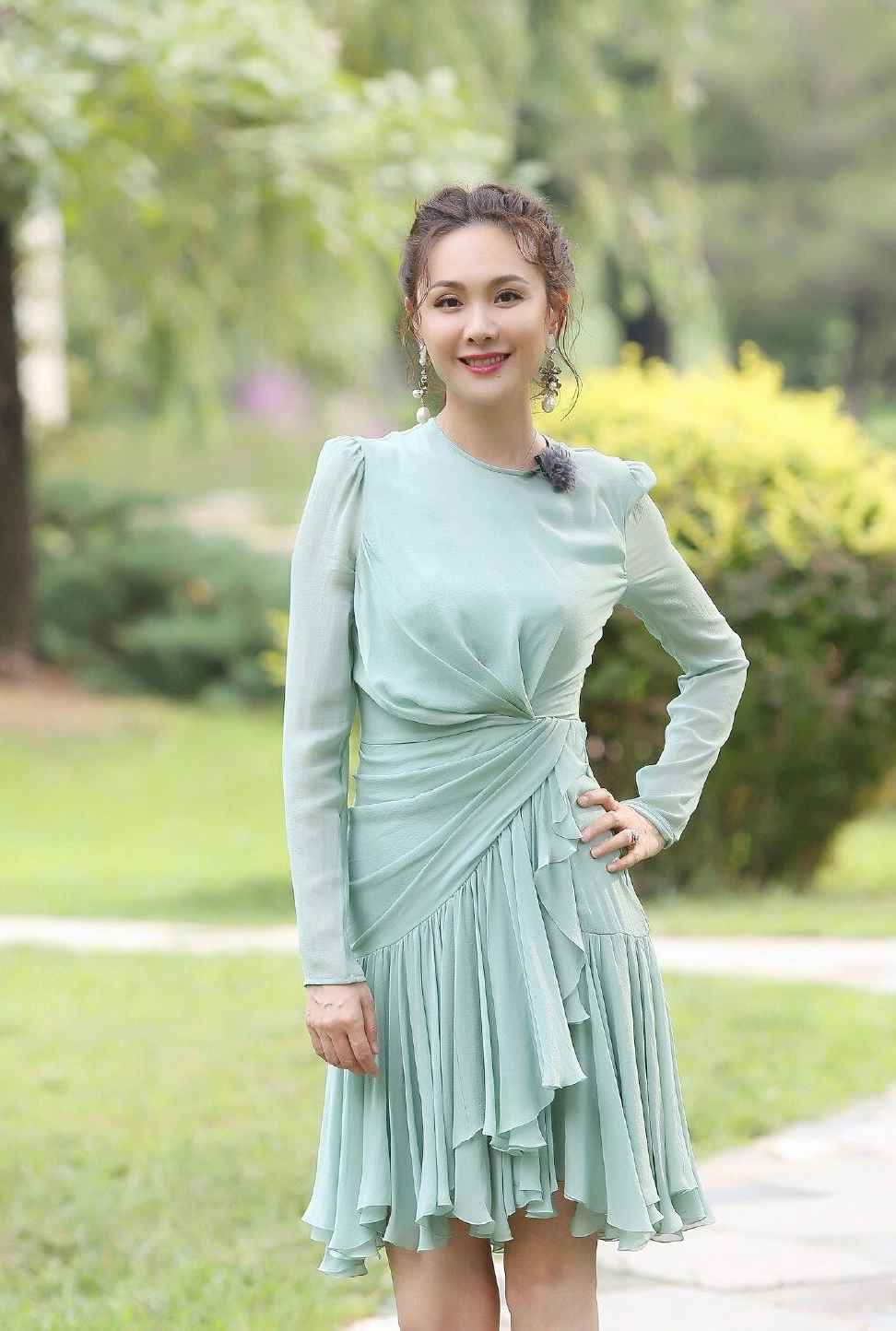 香菜|43岁程莉莎真富态，穿一身丝绒旗袍高贵典雅，就是发型有点老气