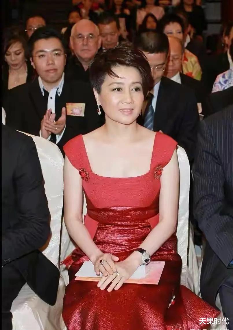 天果时代|赌王四太梁安琪确定61岁?红裙打扮年轻减龄,肉感身材有女人味