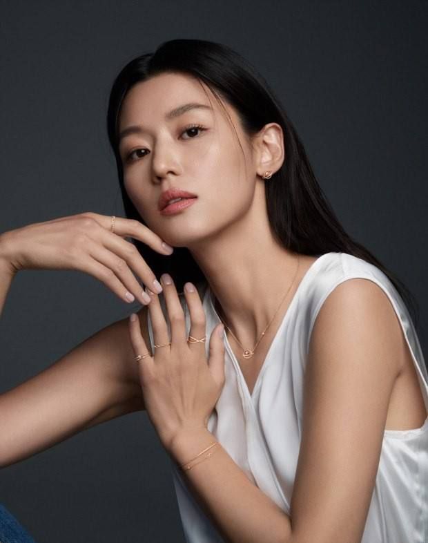 胡杏儿|“长腿女神”全智贤：曾是18线模特的她，如今成身价200亿富太太