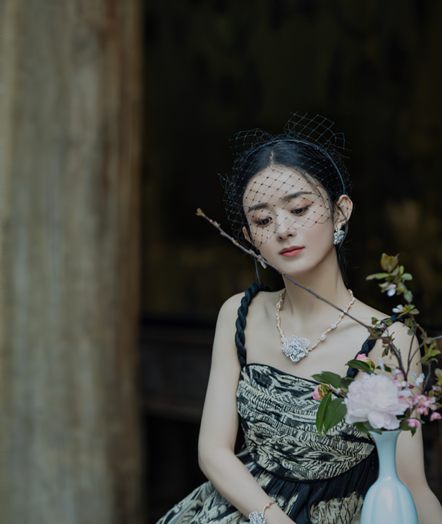 赵丽颖|赵丽颖和冯绍峰离婚后首现身，看清手里拿的东西，粉丝心疼哭了