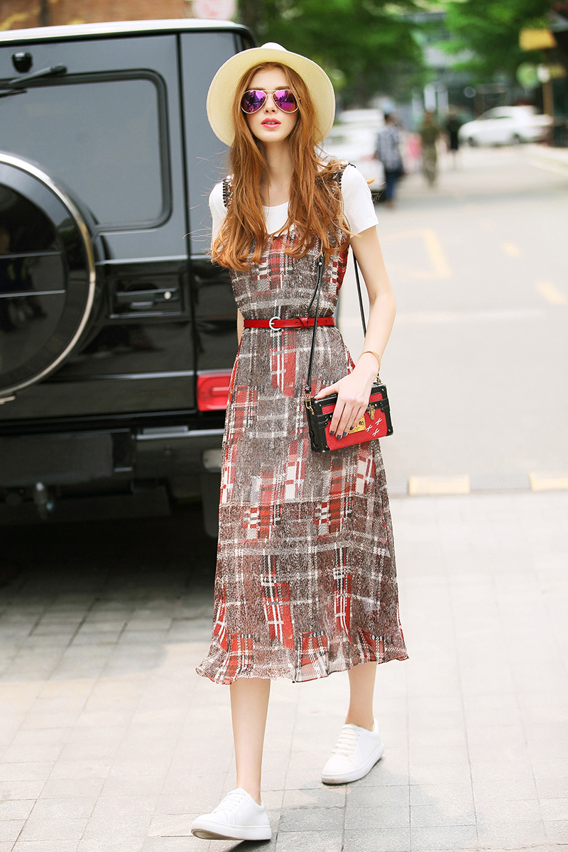 全球时尚号|张柏芝也太美了，搭配印花吊带如少女一般，一点也不像三孩妈