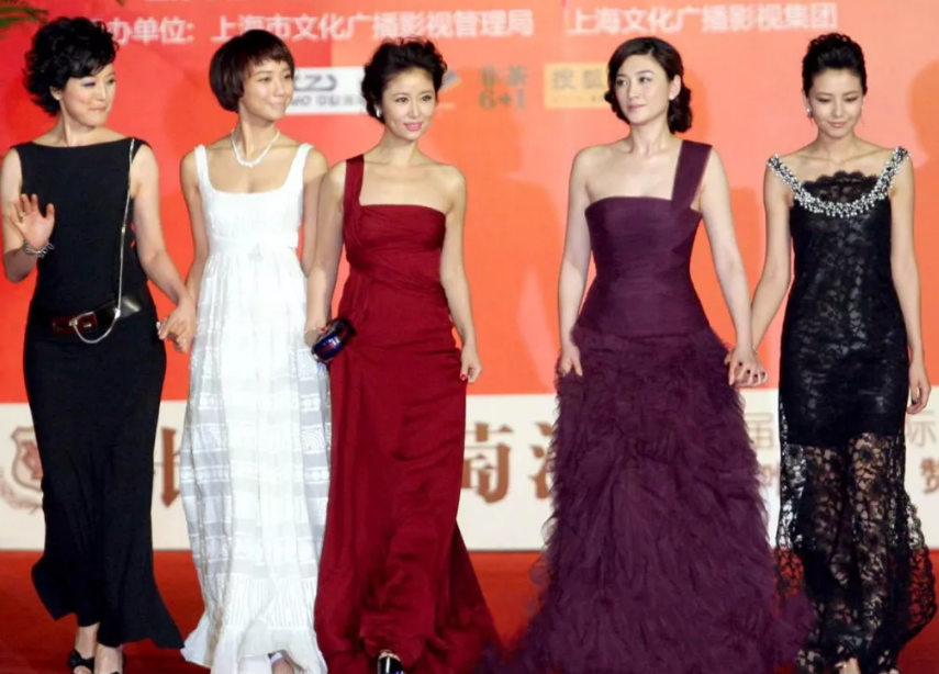 李小冉|范冰冰都害怕的“合照杀手”,为爱2次流产,今44岁凭身材爆红