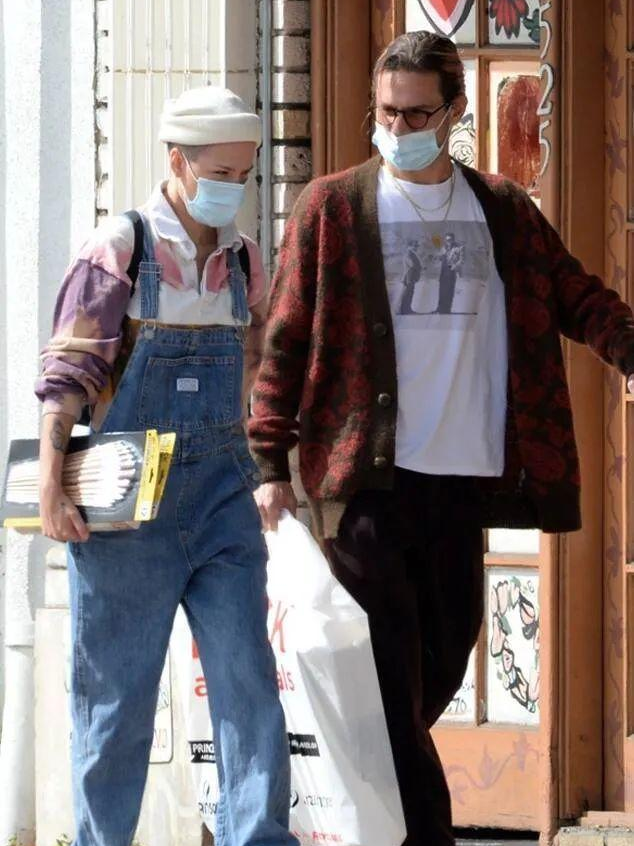 女孩|21岁在舞台上流产，23岁一曲成名获格莱美，网友：酷女孩永不认输