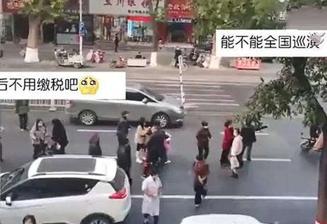 男子酒后当街撒数万现金,路人帮捡回豪横拒绝:我这儿还有10个亿
