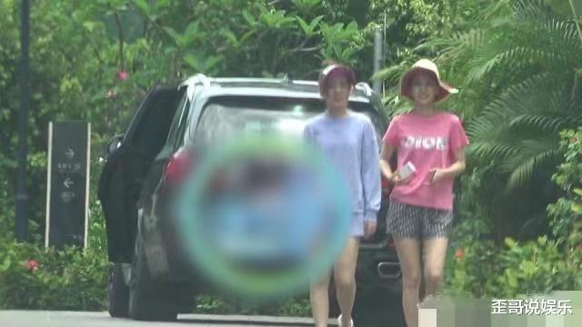 大S|烟瘾难戒？baby三亚度假狂吸烟，不修边幅素颜出街心情超好！