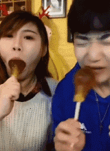 萌萌萌说|你认为结婚超过十年的夫妻还会接吻吗？哈哈哈哈，神评是魔鬼吗？