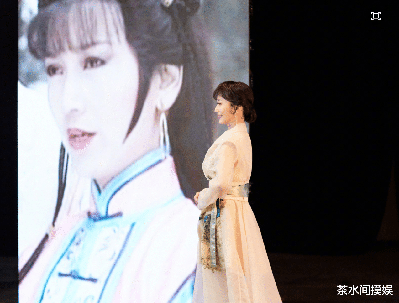 赵雅芝|滤镜扛大旗！赵雅芝直播颈纹消失，不老女神的冻龄秘密全靠后期？