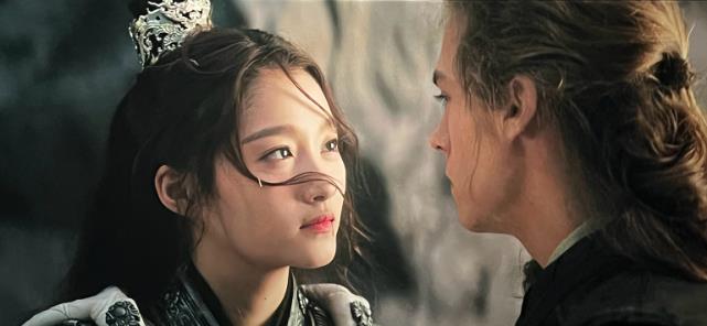 关晓彤|关晓彤穿短裙无毯子遮盖，还坐在秦霄贤旁边，救场坐姿尽显高情商