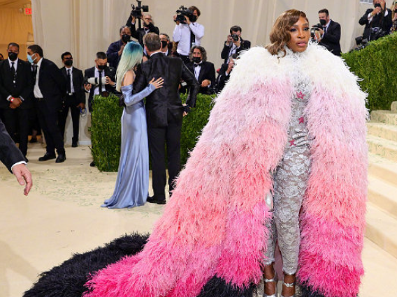 邓文迪|MG红毯好热闹！名模鼻梁挂假虫，谷爱凌大秀长腿，邓文迪金光闪闪