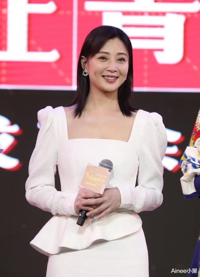 Ainee小屋|女人差3岁不是事，曾黎和殷桃穿裙子风格各异，看不出谁大谁小
