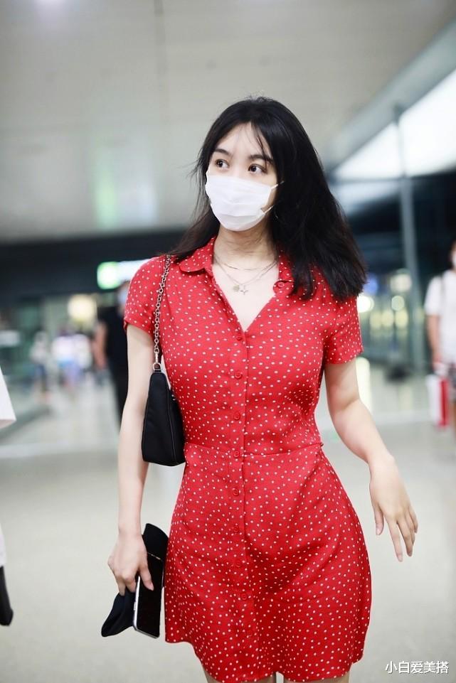 小白爱美搭|李菲儿贴心喂“男粉丝”吃甜点，属实宠粉，穿着白色衬衫裙好清纯