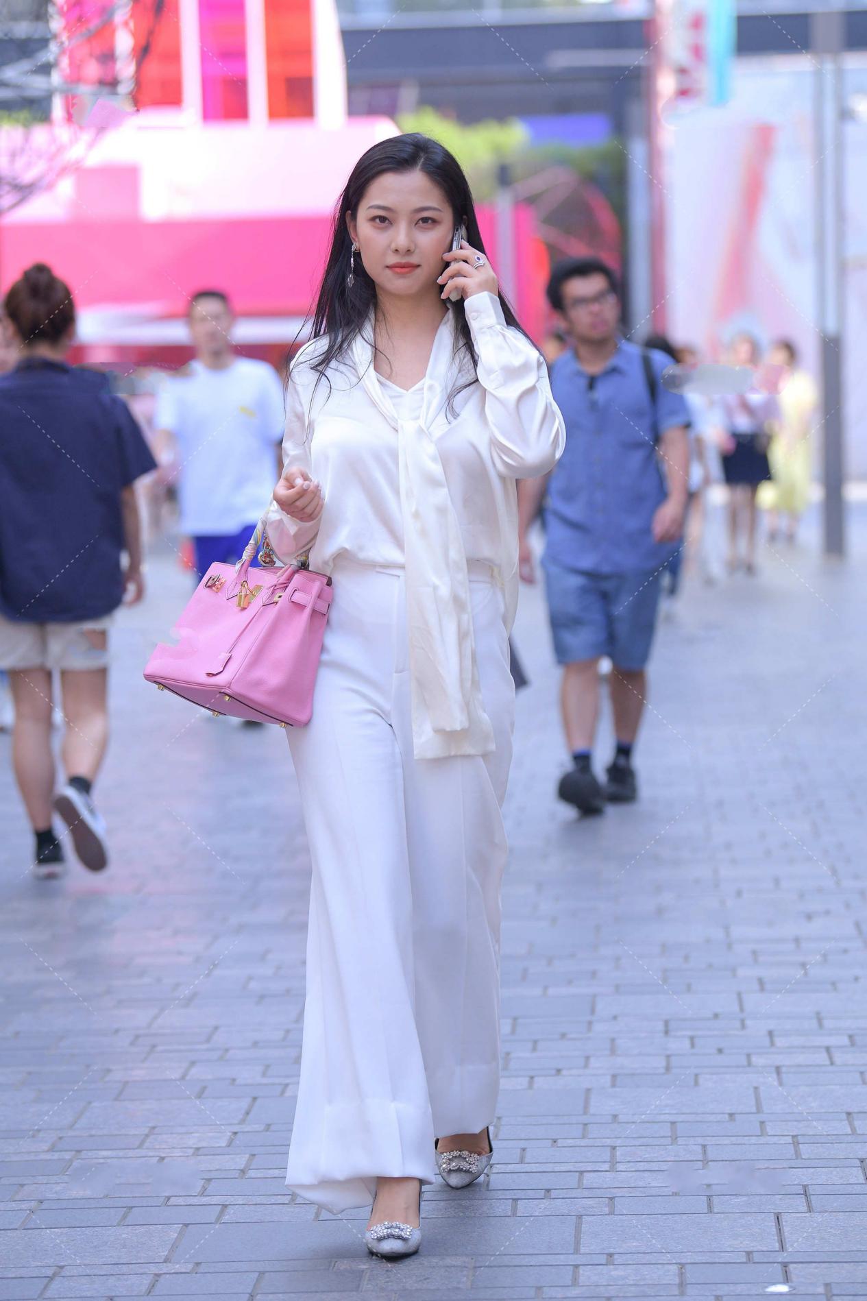 穿衣搭配|简洁的白色职业套装，尽显端庄大气，时尚优雅范