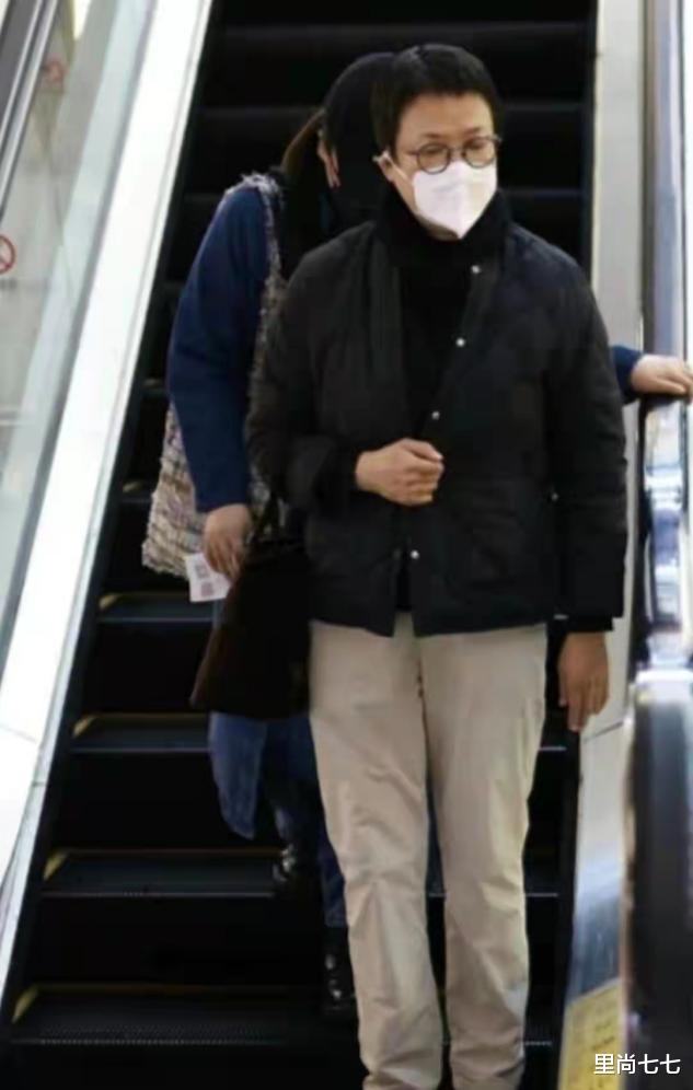 里尚七七 被爆结婚后马思纯首露面，亲妈全程搂腰陪同好体贴，她穿着好厚实