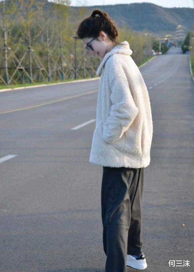 何三沫 扮嫩不丢人,但前提是要穿对了,可以尝试休闲类的羊羔毛外套穿搭