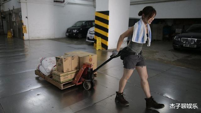 黄磊|4年前，“最美搬运工”一夜走红，还因此找到男友，现在过得如何