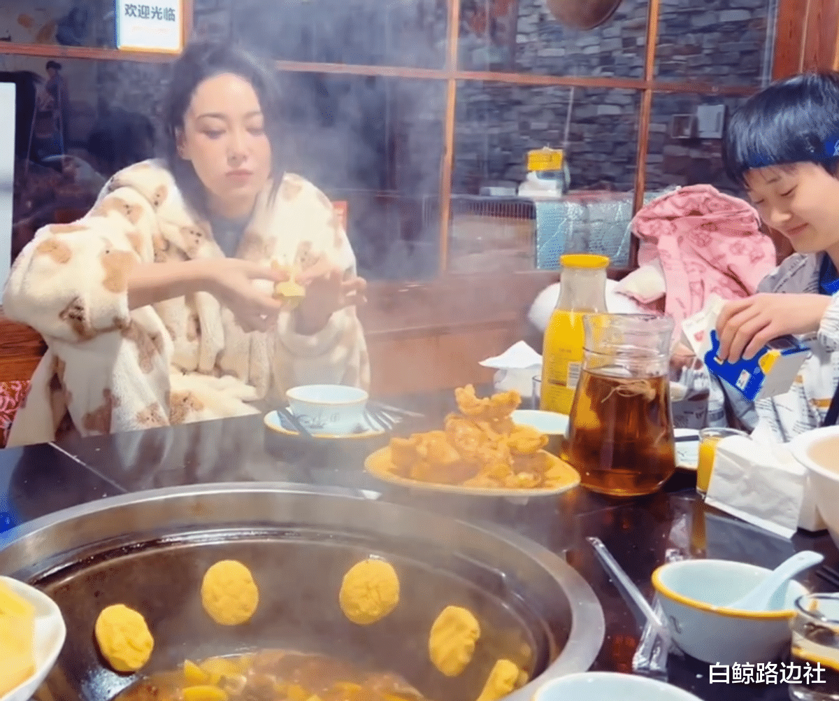 刘诗诗|张馨予穿睡衣聚餐！单腿上炕坐姿像大佬，吃地瓜烫得直叫还吐出来