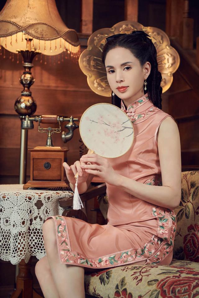 旗袍公馆|李若彤越老越优雅，穿旗袍曲线不输00后，55岁没有一点“阿姨感”