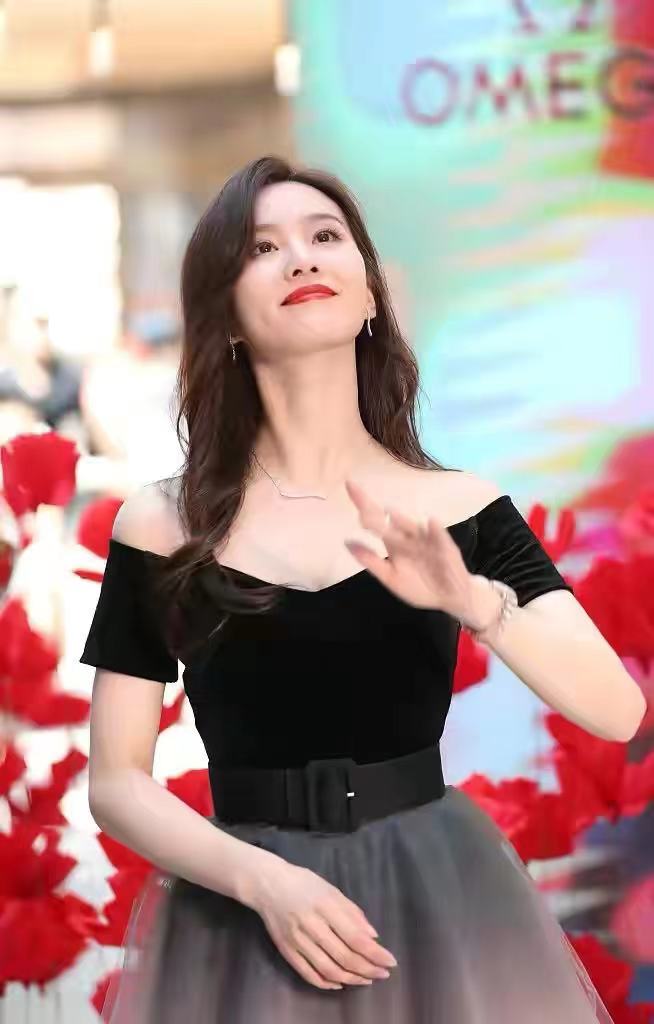 加菲猫说时尚|刘诗诗活动生图看呆！穿渐变深v礼服秀性感曲线，22万名表超大牌