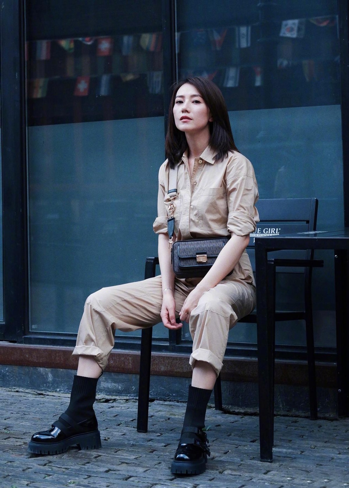 大表姐的时尚圈 高圆圆终于换风格了，卡其套装打造潮流工装风，这次她美得不一样