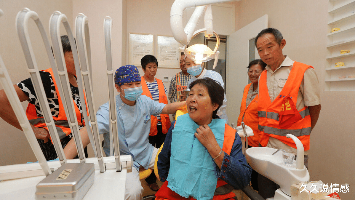 老人拿着很高的退休金,为何还要四处打工?3位退休老人说出实情