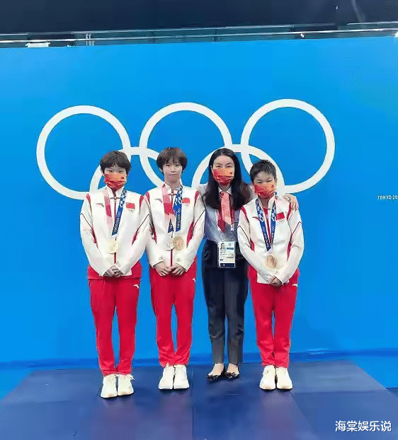 奥运会|年少有为！14岁奥运金牌小将满载而归，和郭晶晶合影笑得合不拢嘴