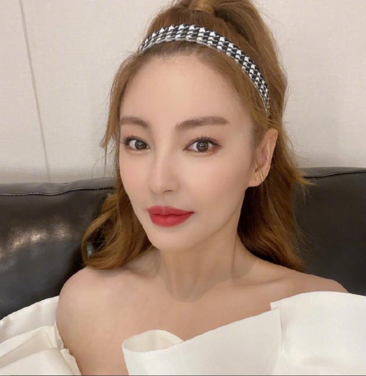 龚俊|龚俊用毛毯罩头被私生辱骂，张雨绮难忍私生来电喊话“这是骚扰”