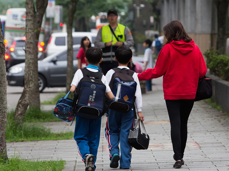 格格巫育儿|请问没有人帮忙带孩子的人,都怎么处理孩子上小学接送的问题?