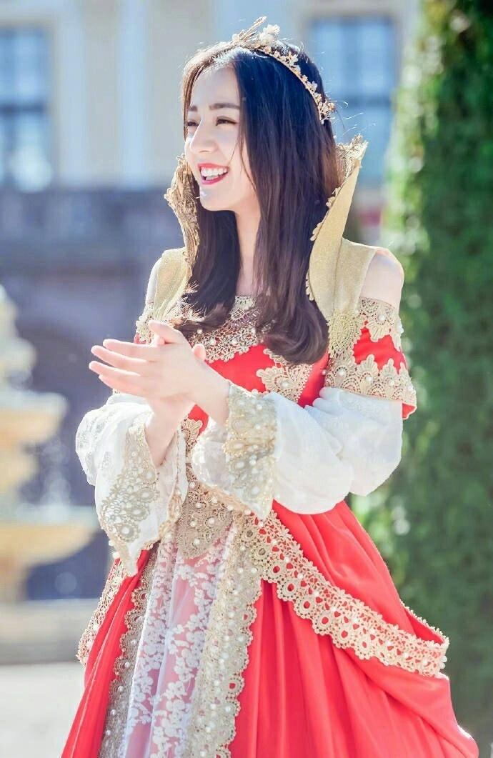 Angelababy|杨颖与《奔跑吧》节目组隔空喊话，其中恩怨或从迪丽热巴时就存在