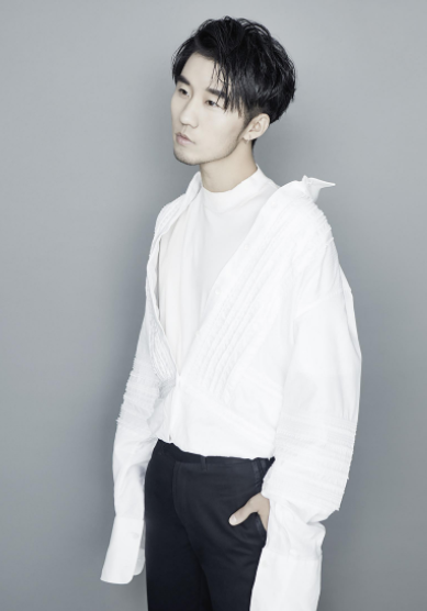 张静初|让央媒1天内“疯狂”宣传6次,于谦送祝福,秦霄贤新片有多受宠?