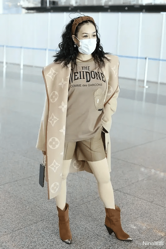 Nina昵娜 钟丽缇终于找对风格,放弃“作妖”太明智,大衣港风卷高级感立马上来