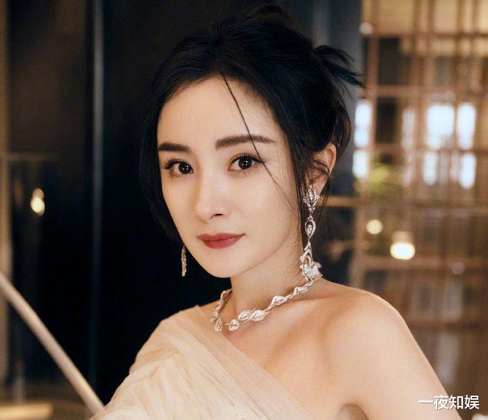 杨幂|杨幂的“嘉行四小花”，前3位逐渐沉寂，唯有她“扶摇直上”