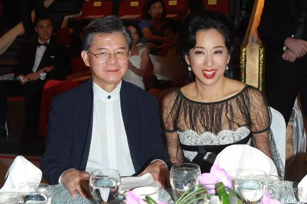 朱玲玲|朱玲玲现身港姐冠军赛，露脐装配绿宝石富气足，肚子高凸撑出一条缝