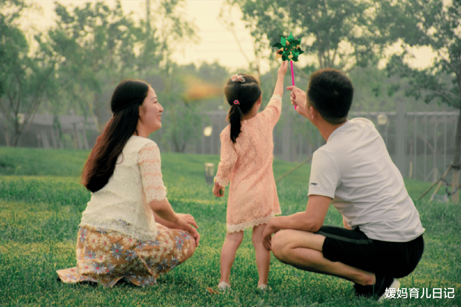 媛妈育儿日记|妈妈的心情决定一个家庭的风水,爸爸爱妈妈是给孩子最大的安全感