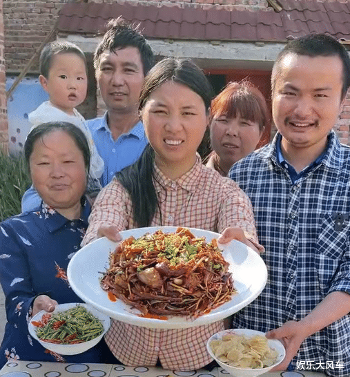 |不愿出镜便造谣亲爹去世？牛爱芳父亲近照曝光，看着比儿子更年轻