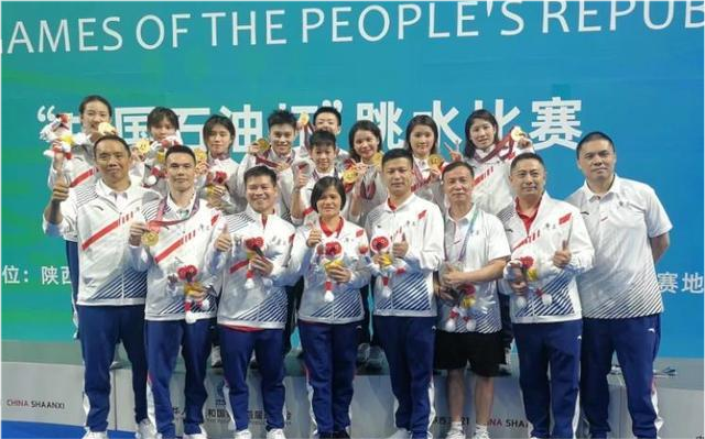 时尚风行派|全红婵再夺冠心情大好!穿运动装站C位,变考拉抱紧师姐太可爱