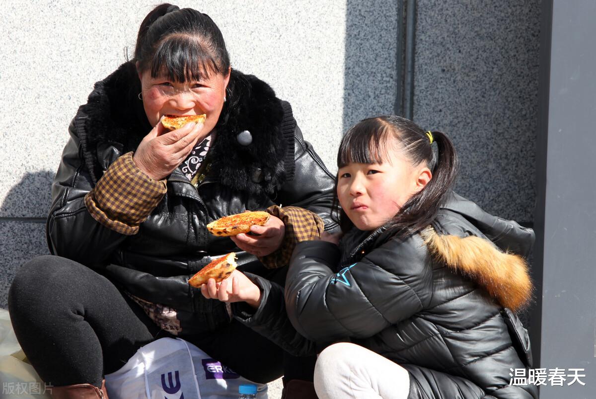 温暖春天|8岁女孩独居5年，改嫁母亲回家探望：发生了心寒的一幕