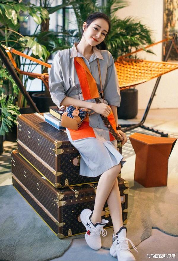 迪丽热巴|?迪丽热巴真敢穿！一袭金色抹胸裙玩“透视”，小蛮腰让人欲罢不能