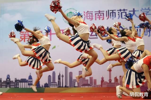 重庆女大学生穿着“清凉”被围观,网友喊话大爷别看了,小心车里的娃!