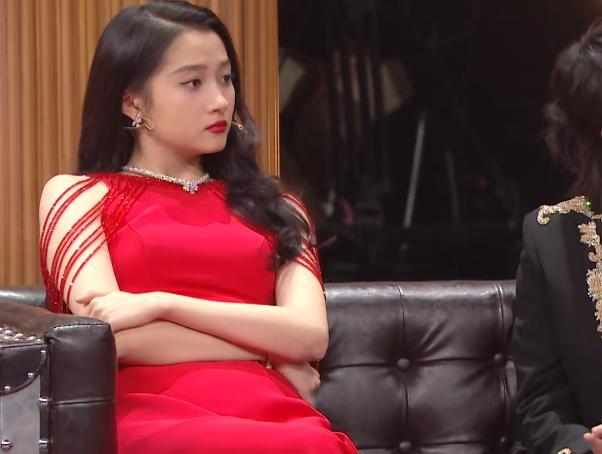 毛晓彤|同样穿红色束腰裙，关晓彤和毛晓彤的肚子成焦点，不是年轻就能赢