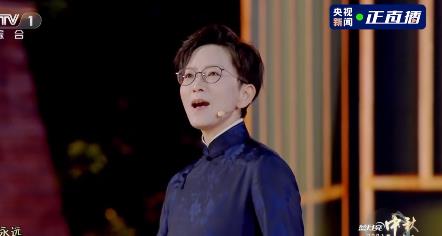 王佩瑜|央视中秋晚会出现一惊喜人物王佩瑜，京剧传承人，曾大夸任嘉伦