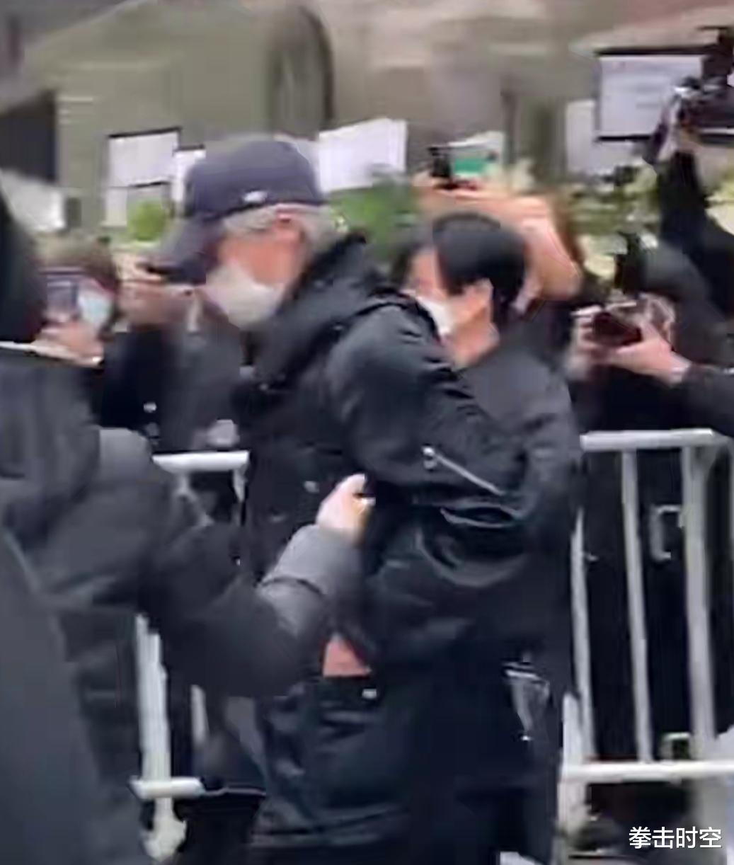 周星驰|周星驰现身吴孟达葬礼击碎谣言，进出灵堂左手保持一动作令人心痛