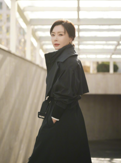 陈数|44岁陈数性感照曝光！穿露肩长裙秀锁骨，与小20岁男星搭配默契