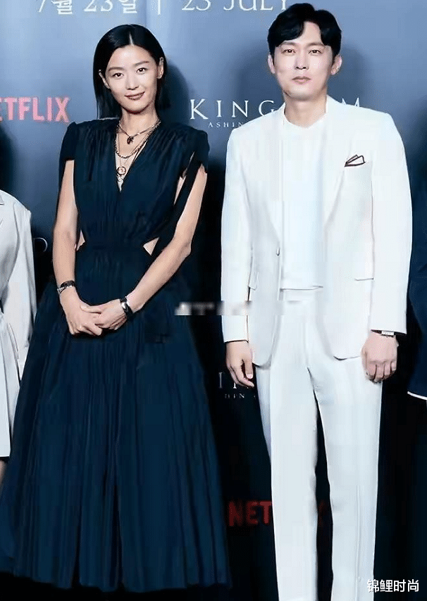 穿衣搭配|全智贤久违露脸模样真变了不少，穿镂空V领裙秀腰肌，状态似刘雯