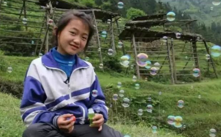 梁小友|《变形计》中“神仙妹妹”，受校园暴力被迫辍学，今活成了这样？