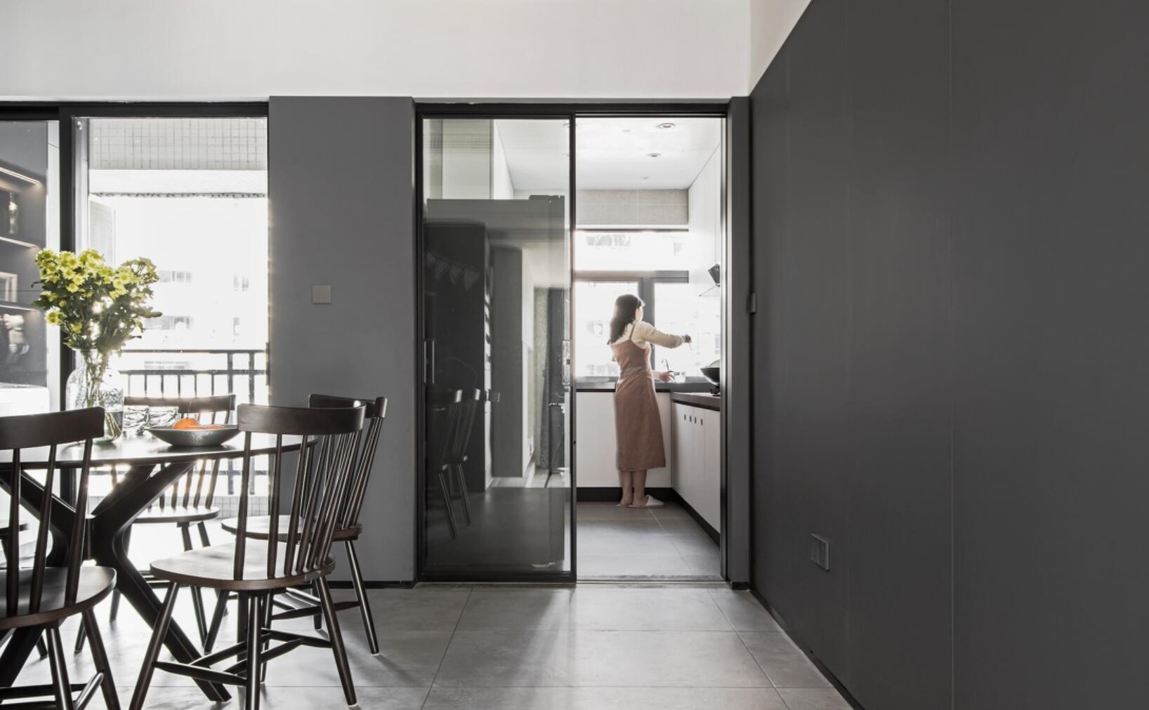 小拾谈装修 一家六口自律的生活:全屋干净整洁,色彩高级大气,太清爽了