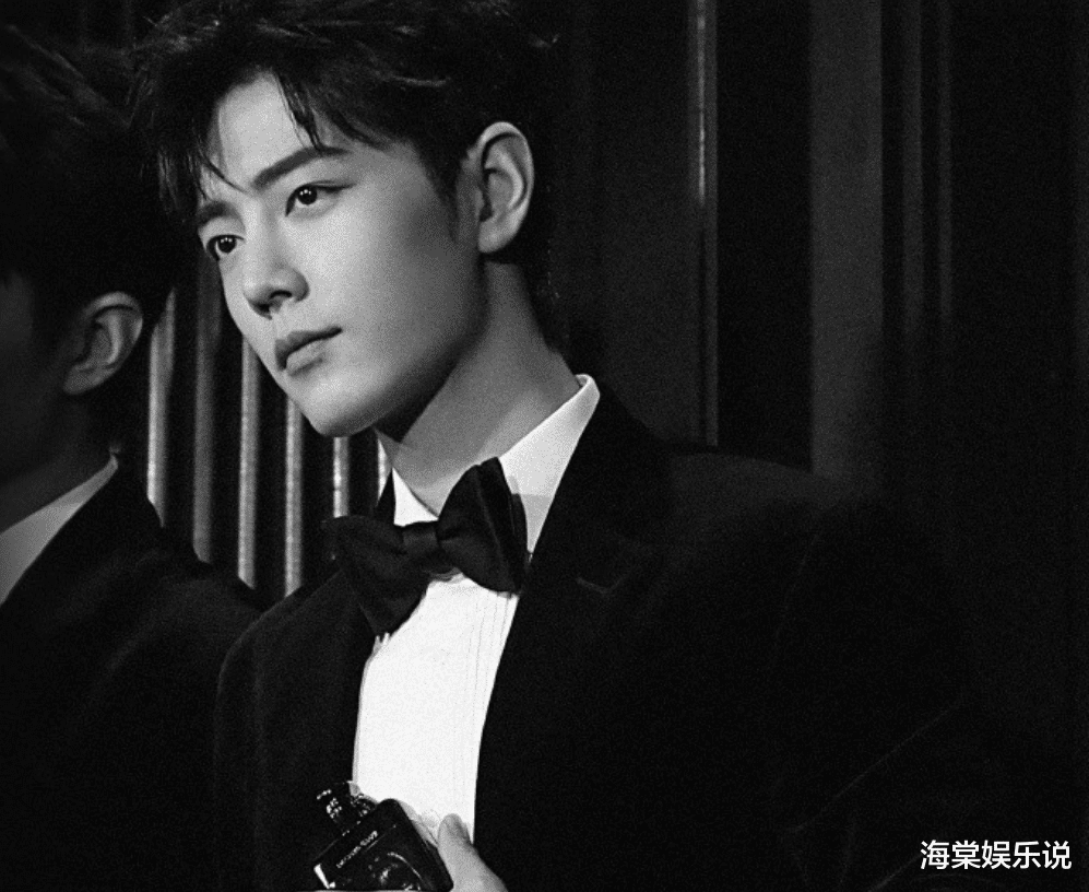 肖战|肖战更新黑白经典大片！梦幻光影变换化身希腊男神，点燃爱与梦想