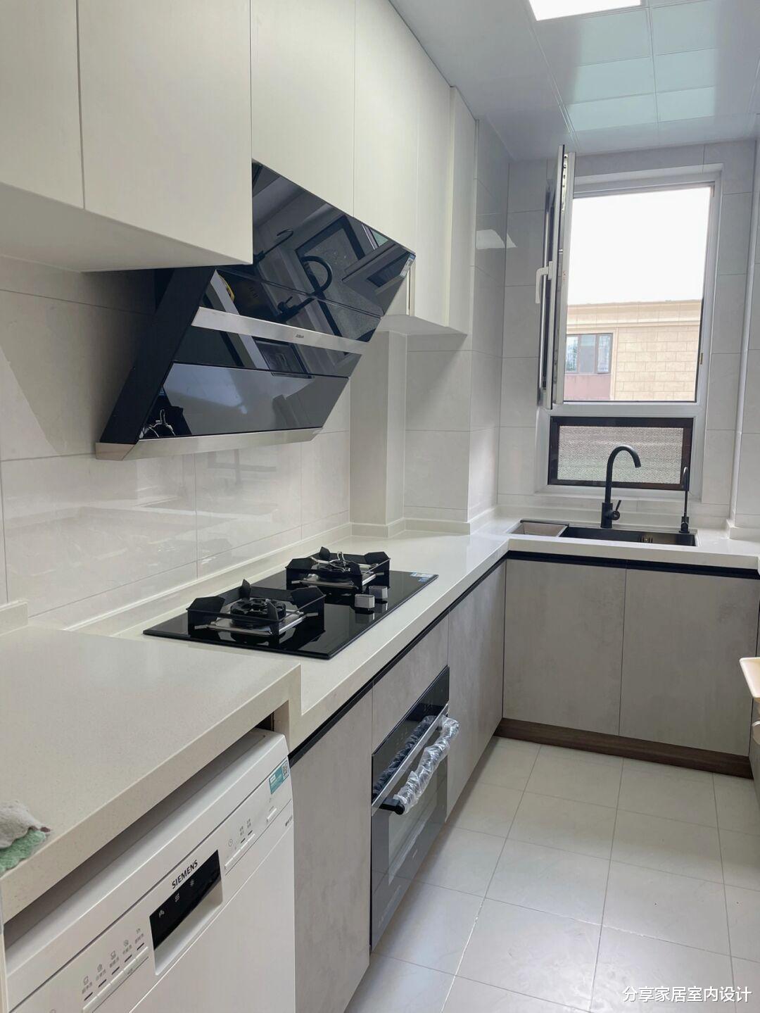 |她家花了20万装修，全屋网红灰，漂亮又耐脏，木匠打柜子也很满意