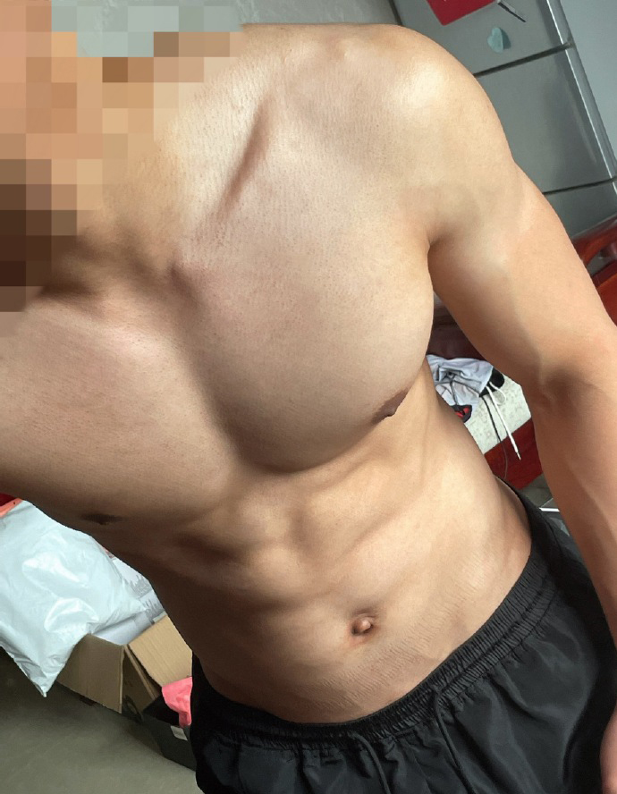 健身圈一哥 西安小哥最爱撸铁健身，前凸后翘一身肌肉，麒麟臂健壮有型！