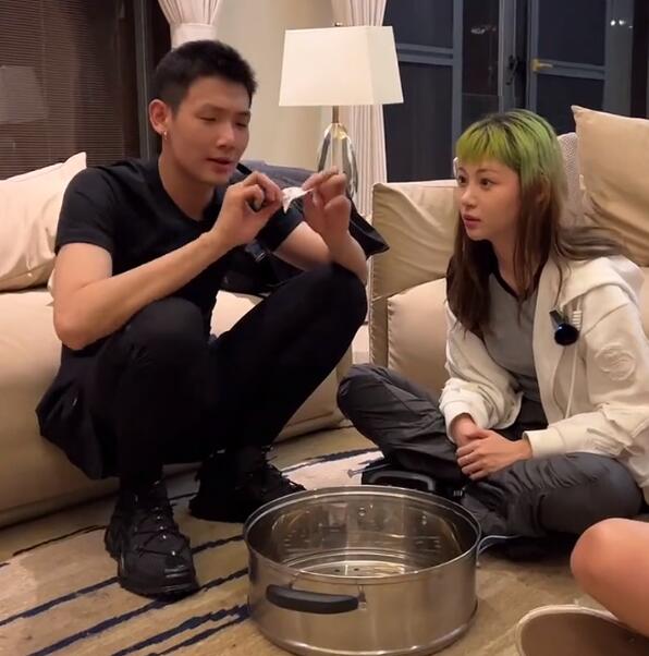 梅尼耶|痞幼跟梅尼耶在一起了？视频看他眼神不对劲，还凌晨跑去人家里面